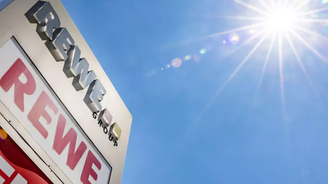 Die Rewe-Gruppe hat 2024 mehr Umsatz und Gewinn gemacht als im Vorjahr. - Bild: Thomas Banneyer/dpa