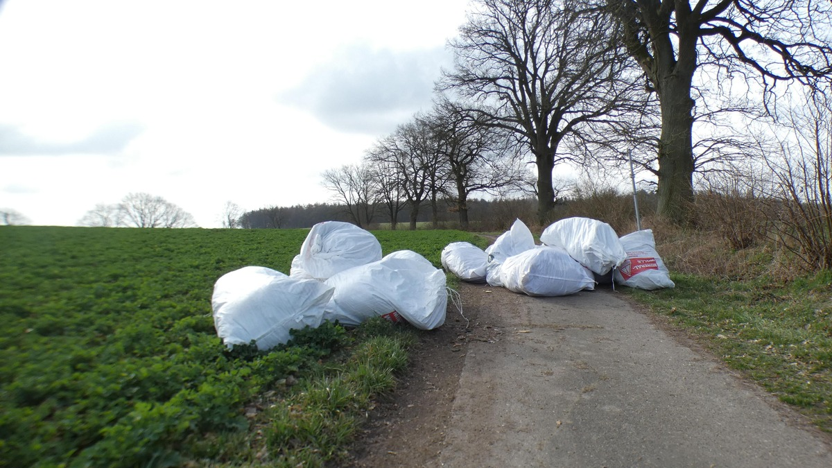 POL-RZ: Unbekannte entsorgen mehrere Kubikmeter Mineralwolle auf einem Feldweg - Polizei sucht Zeugen - Foto: presseportal.de