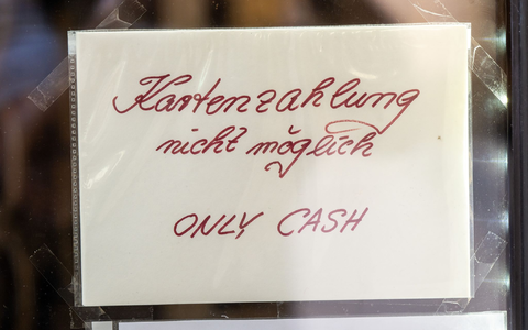 Solche Schilder soll es perspektivisch nicht mehr geben. (Symboldbild) - Foto: Peter Kneffel/dpa