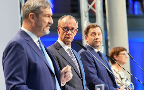 Große Pläne, lachende Gesichter: Auf 146 Seiten haben die Unterhändler von Union und SPD ihre Ideen für die nächsten vier Jahre festgehalten.  - Foto: Michael Kappeler/dpa