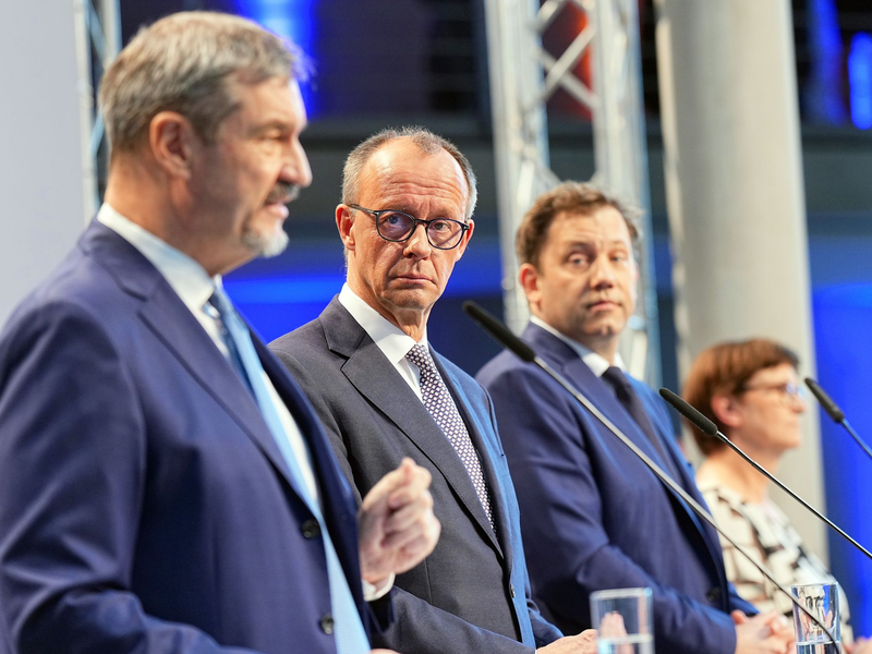Als künftiger Kanzler will Merz die Asylbewerberzahlen drücken. (Archivfoto) - Foto: Michael Kappeler/dpa