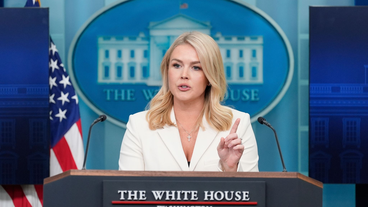 Pressesprecherin Karoline Leavitt erklärte dem Bericht zufolge, dass es ein politischer Grundsatz sei, dass das Weiße Haus Reportern nicht antworte, die Pronomen in ihren Signaturen hätten. - Foto: Alex Brandon/AP/dpa