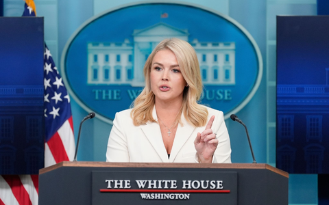 Pressesprecherin Karoline Leavitt erklärte dem Bericht zufolge, dass es ein politischer Grundsatz sei, dass das Weiße Haus Reportern nicht antworte, die Pronomen in ihren Signaturen hätten. - Foto: Alex Brandon/AP/dpa