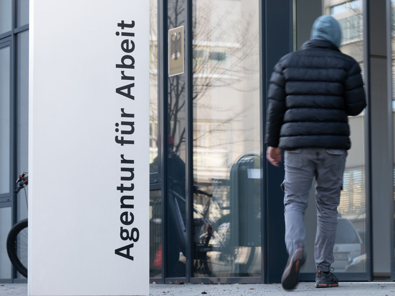 Bislang hatten Ukraine-Flüchtlinge, die nicht selbst für ihren Lebensunterhalt sorgen können, gleich Anspruch auf Bürgergeld. Das soll sich nun ändern. (Symbolbild) - Foto: Sebastian Kahnert/dpa