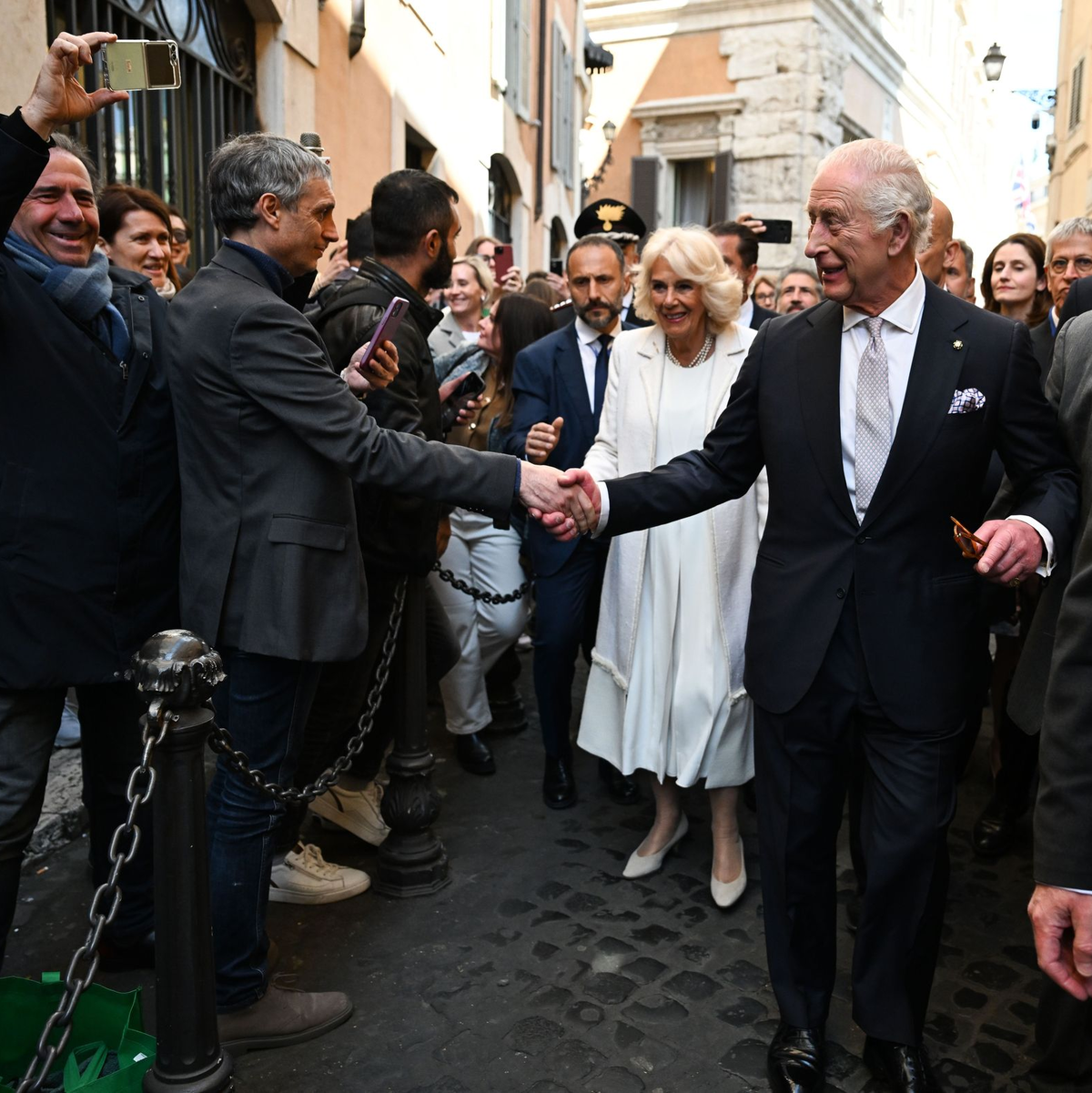 Charles und Camilla hatten sich am 9. April 2005 das Ja-Wort gegeben. - Foto: Victoria Jones/PA Wire/dpa