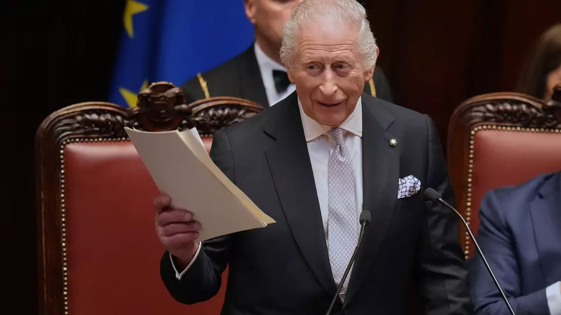 Der König sprach lange im italienischen Parlament.  - Bild: Alessandra Tarantino/AP/dpa