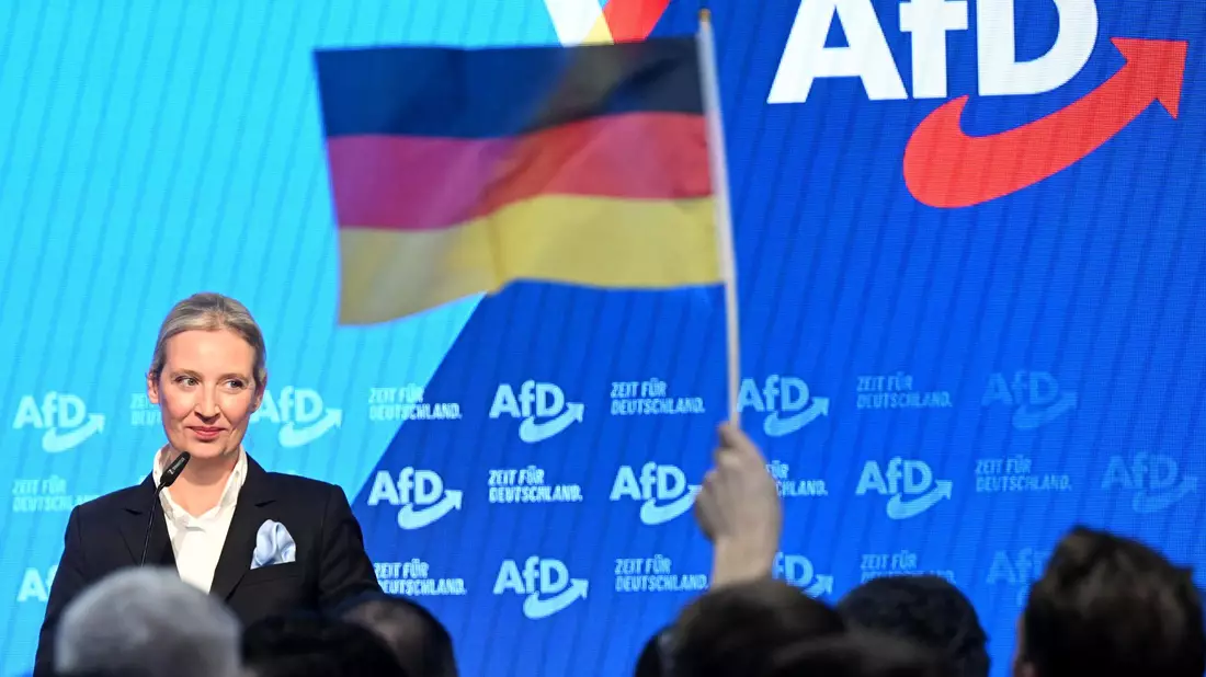 Historische Momentaufnahme: In einer ersten Umfrage zieht die AfD an der Union vorbei. (Archivbild) - Bild: Julian Stratenschulte/dpa