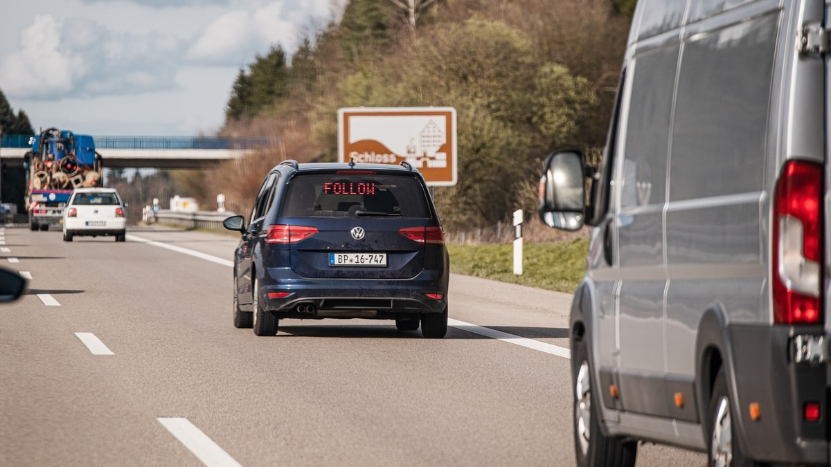 Bundespolizeidirektion München: Den Neffen zum Arbeiten geschleust/ Bundespolizei bringt Ägypter in Abschiebehafteinrichtung - Foto: presseportal.de