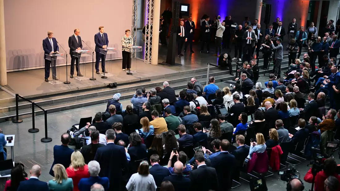 Die Opposition lässt kein gutes Haar am Koalitionsvertrag. - Bild: Sebastian Christoph Gollnow/dpa