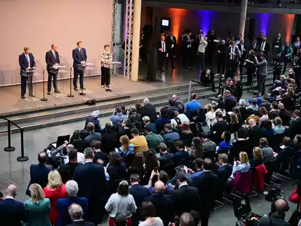 Der designierte Kanzler Merz spricht von «Arbeitskoalition». Am Dienstag soll das schwarz-rote Regierungsbündnis seine Arbeit aufnehmen. (Archivbild) - Foto: Sebastian Christoph Gollnow/dpa