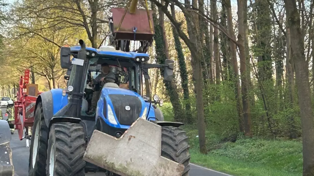 Feuerwehr Kalkar: Alleinunfall mit Traktorgespann in Wissel - Bild: presseportal.de