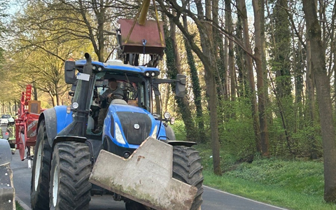 Feuerwehr Kalkar: Alleinunfall mit Traktorgespann in Wissel - Foto: presseportal.de