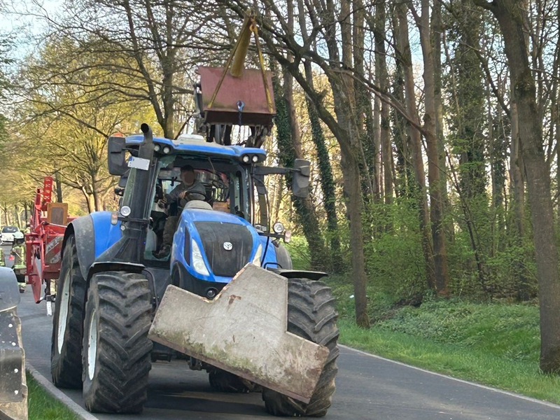 Feuerwehr Kalkar: Alleinunfall mit Traktorgespann in Wissel - Foto: presseportal.de