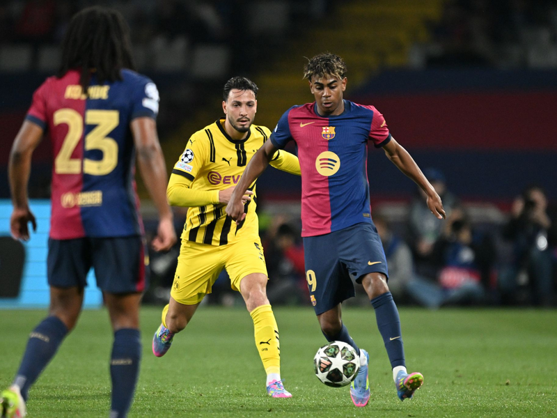 Hansi Flick bleibt wohl noch länger beim FC Barcelona - Foto: Federico Gambarini/dpa