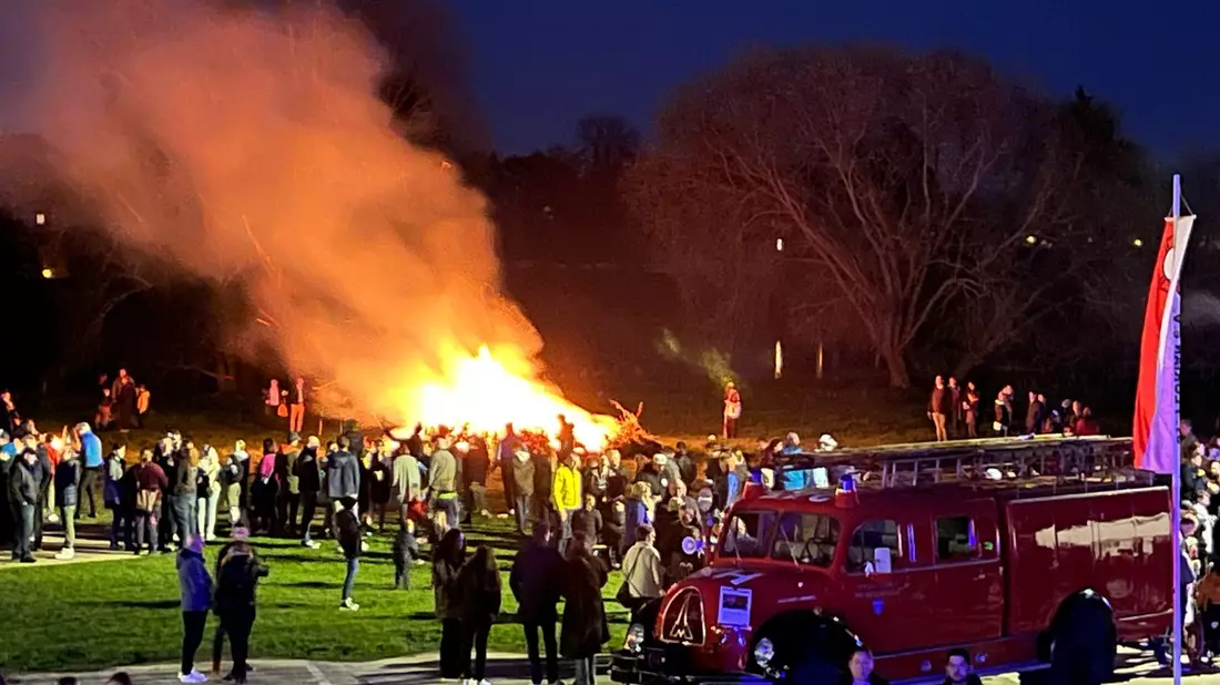 FW Beverungen: Traditionelle Osterfeuer in Beverungen und Würgassen laden zum Verweilen ein - Bild: presseportal.de