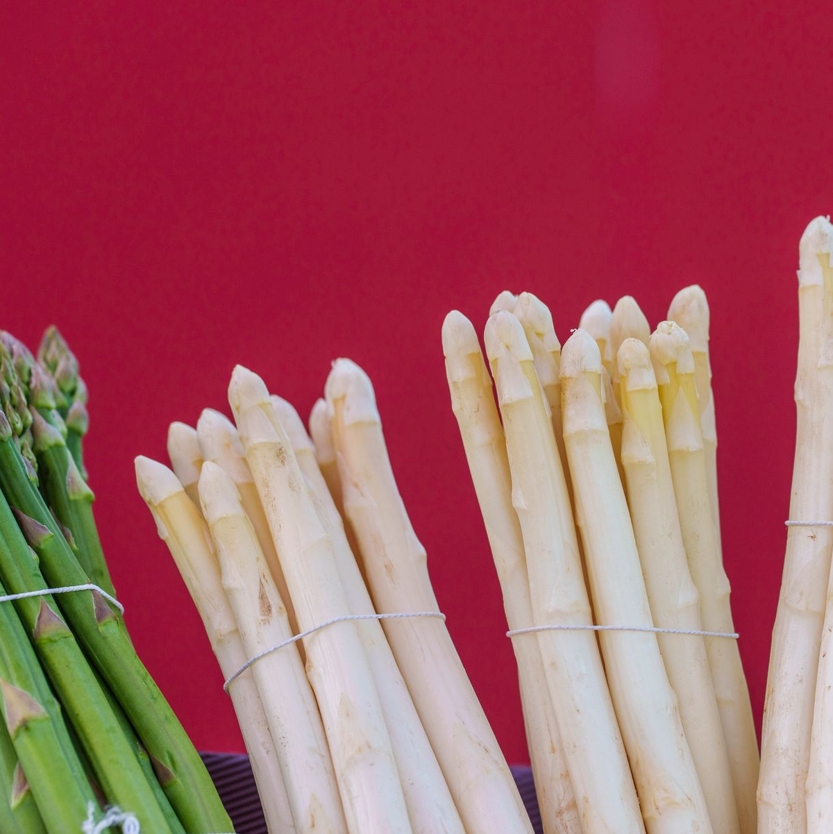 Zwar werden für weißen und grünen Spargel meist unterschiedliche Sorten verwendet, die Ursache der Färbung liegt aber in der Anbaumethode. - Foto: Andreas Arnold/dpa