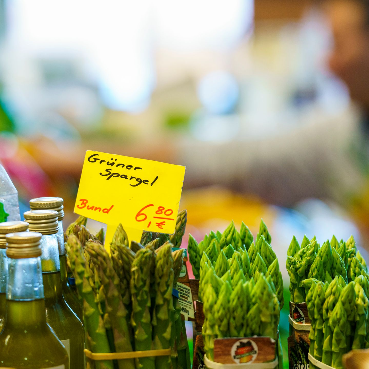 Eine Spargelstaude bleibt nur sieben bis zehn Jahre ergiebig - das trägt zum hohen Preis bei. - Foto: Andreas Arnold/dpa