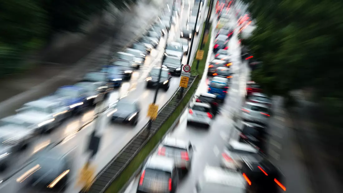 Stadtverkehr in München. In Großstädten gehören Staus zum Alltag, doch das tut der Beliebtheit des Autos laut einer Umfrage der HUK Coburg unter über 4200 Menschen keinen Abbruch. (Foto: Illustration) - Bild: picture alliance / Matthias Balk/dpa