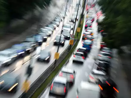 Stadtverkehr in München. In Großstädten gehören Staus zum Alltag, doch das tut der Beliebtheit des Autos laut einer Umfrage der HUK Coburg unter über 4200 Menschen keinen Abbruch. (Foto: Illustration) - Foto: picture alliance / Matthias Balk/dpa