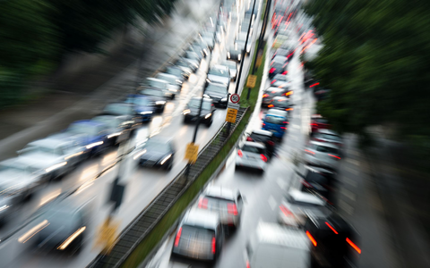 Stadtverkehr in München. In Großstädten gehören Staus zum Alltag, doch das tut der Beliebtheit des Autos laut einer Umfrage der HUK Coburg unter über 4200 Menschen keinen Abbruch. (Foto: Illustration) - Foto: picture alliance / Matthias Balk/dpa