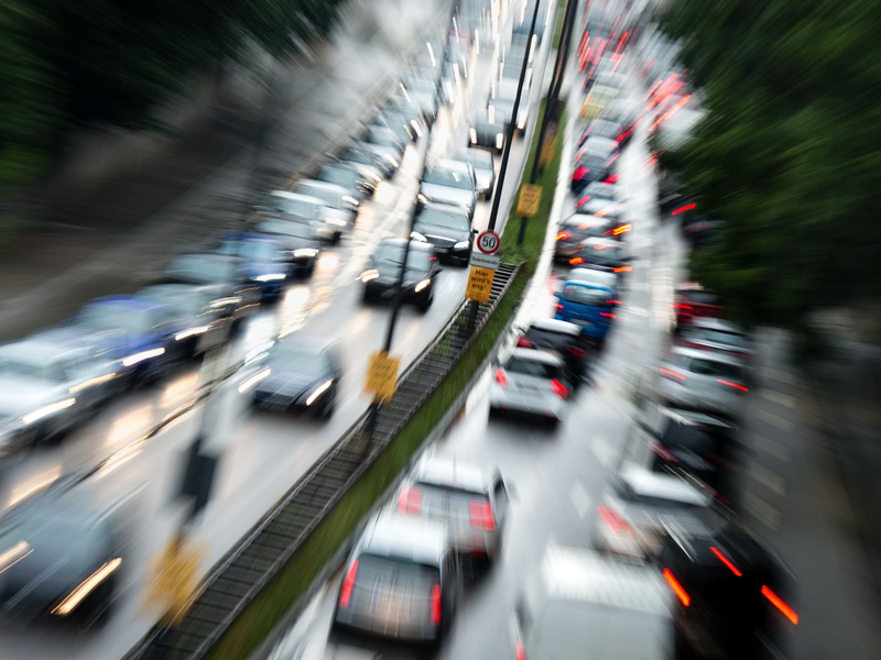 Stadtverkehr in München. In Großstädten gehören Staus zum Alltag, doch das tut der Beliebtheit des Autos laut einer Umfrage der HUK Coburg unter über 4200 Menschen keinen Abbruch. (Foto: Illustration) - Foto: picture alliance / Matthias Balk/dpa