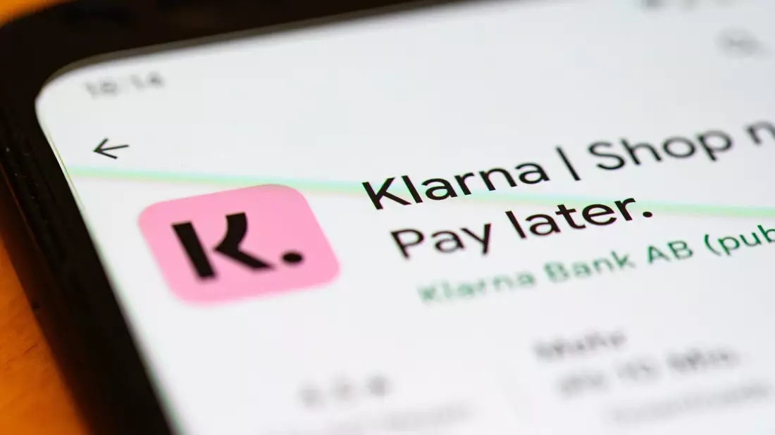Die App des schwedischen Zahlungsanbieters Klarna. Die Finanzfachleute der Unternehmensberatung Strategy& erwarten, dass die großen digitalen Finanzdienstleister etablierte Banken weiter bedrängen werden. (Foto: Illustration) - Bild: Jonas Walzberg/dpa