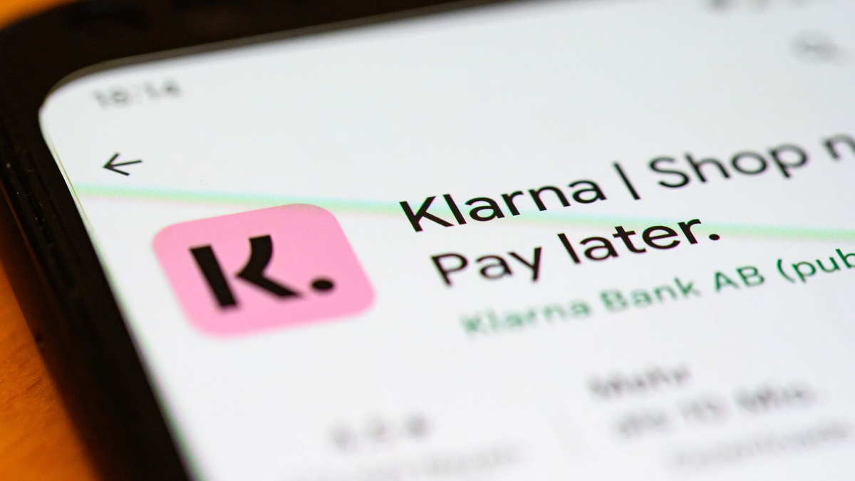 Die App des schwedischen Zahlungsanbieters Klarna. Die Finanzfachleute der Unternehmensberatung Strategy& erwarten, dass die großen digitalen Finanzdienstleister etablierte Banken weiter bedrängen werden. (Foto: Illustration) - Foto: Jonas Walzberg/dpa