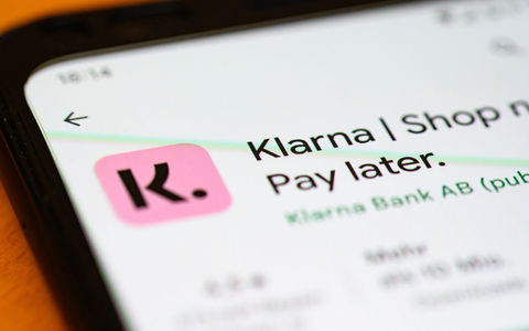 Die App des schwedischen Zahlungsanbieters Klarna. Die Finanzfachleute der Unternehmensberatung Strategy& erwarten, dass die großen digitalen Finanzdienstleister etablierte Banken weiter bedrängen werden. (Foto: Illustration) - Foto: Jonas Walzberg/dpa