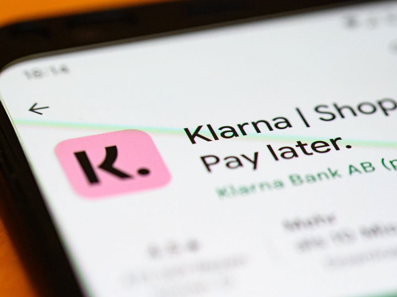 Die App des schwedischen Zahlungsanbieters Klarna. Die Finanzfachleute der Unternehmensberatung Strategy& erwarten, dass die großen digitalen Finanzdienstleister etablierte Banken weiter bedrängen werden. (Foto: Illustration) - Foto: Jonas Walzberg/dpa