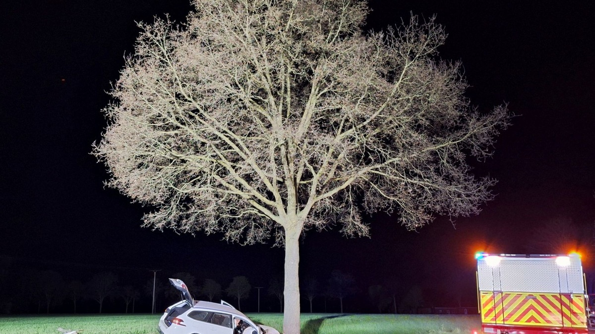 FW Sonsbeck: Verkehrsunfall auf der Balberger Straße - Foto: presseportal.de