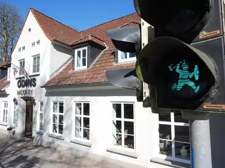 An der B76 bei Haithabu regeln nun Wikinger den Verkehr. - Foto: Marcus Brandt/dpa