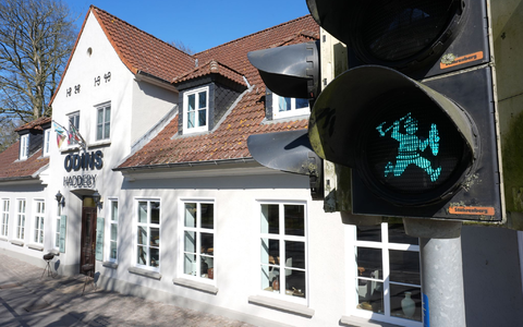 An der B76 bei Haithabu regeln nun Wikinger den Verkehr. - Foto: Marcus Brandt/dpa