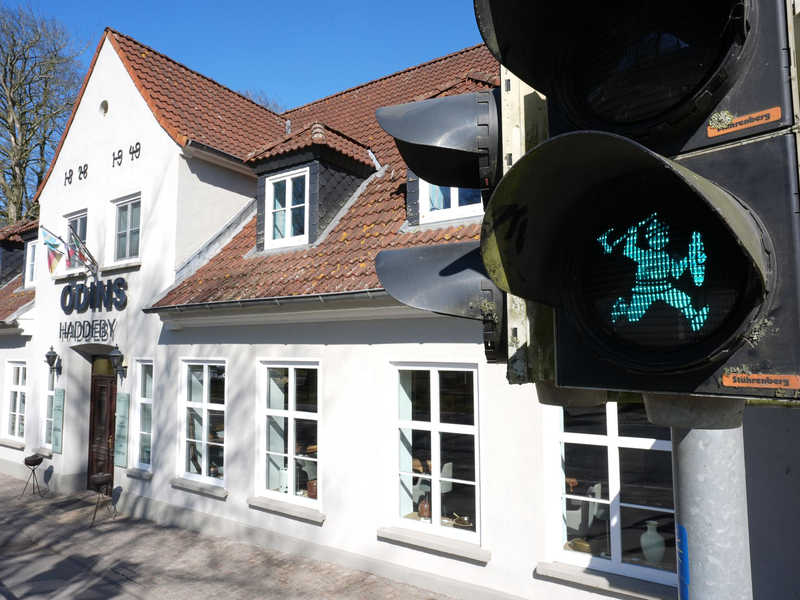 An der B76 bei Haithabu regeln nun Wikinger den Verkehr. - Foto: Marcus Brandt/dpa