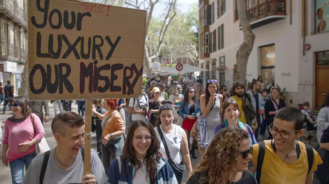 Vor allem der Wohnungsmangel und die überteuerten Mieten setzen den Mallorquinern zu. (Archivfoto) - Bild: Clara Margais/dpa