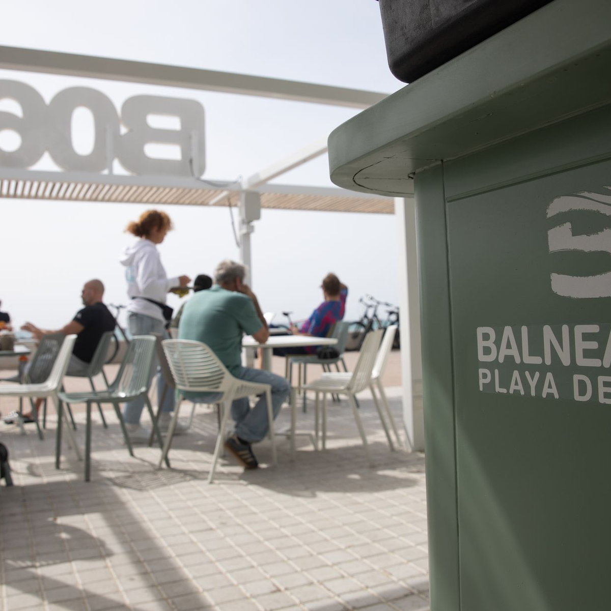 Am Ballermann, der liebsten Partymeile der deutschen Urlauber, werden Hotels und Bars immer teurer. (Archivfoto) - Foto: Clara Margais/dpa