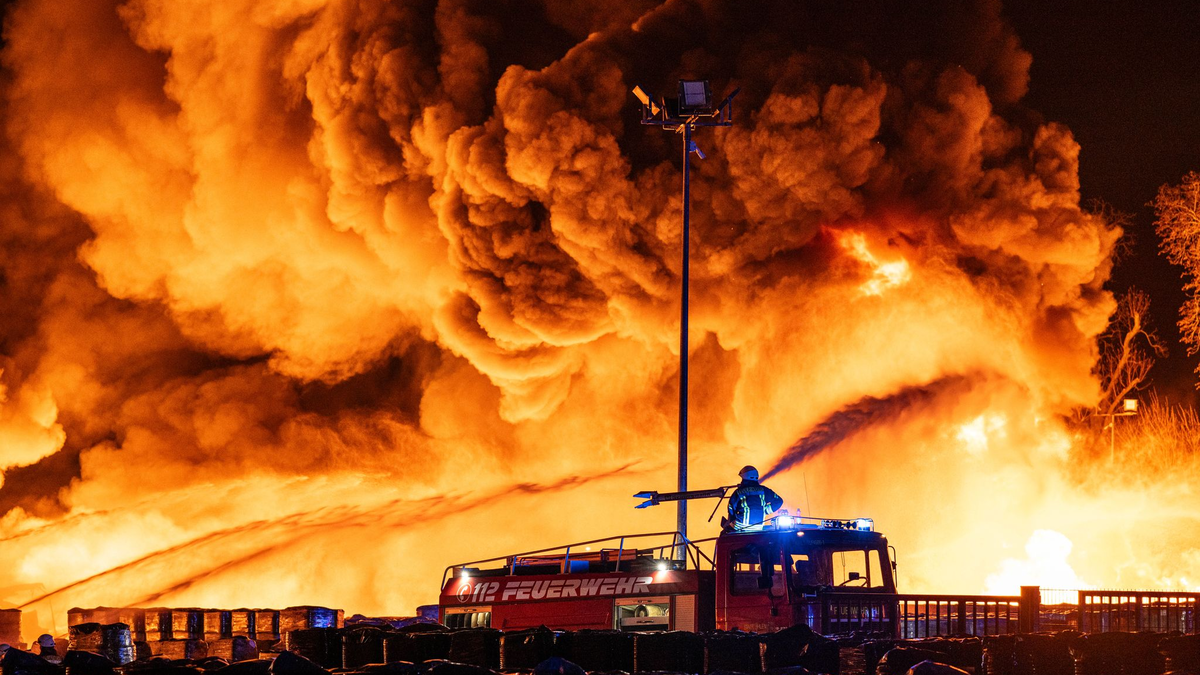 Die Löscharbeiten dauerten am Morgen weiter an. - Foto: Guido Kirchner/dpa