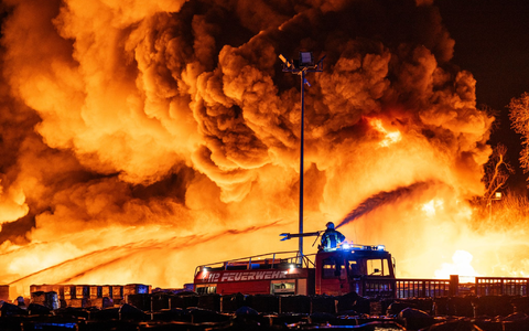 Die Löscharbeiten dauerten am Morgen weiter an. - Foto: Guido Kirchner/dpa