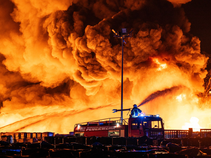 Die Löscharbeiten dauerten am Morgen weiter an. - Foto: Guido Kirchner/dpa