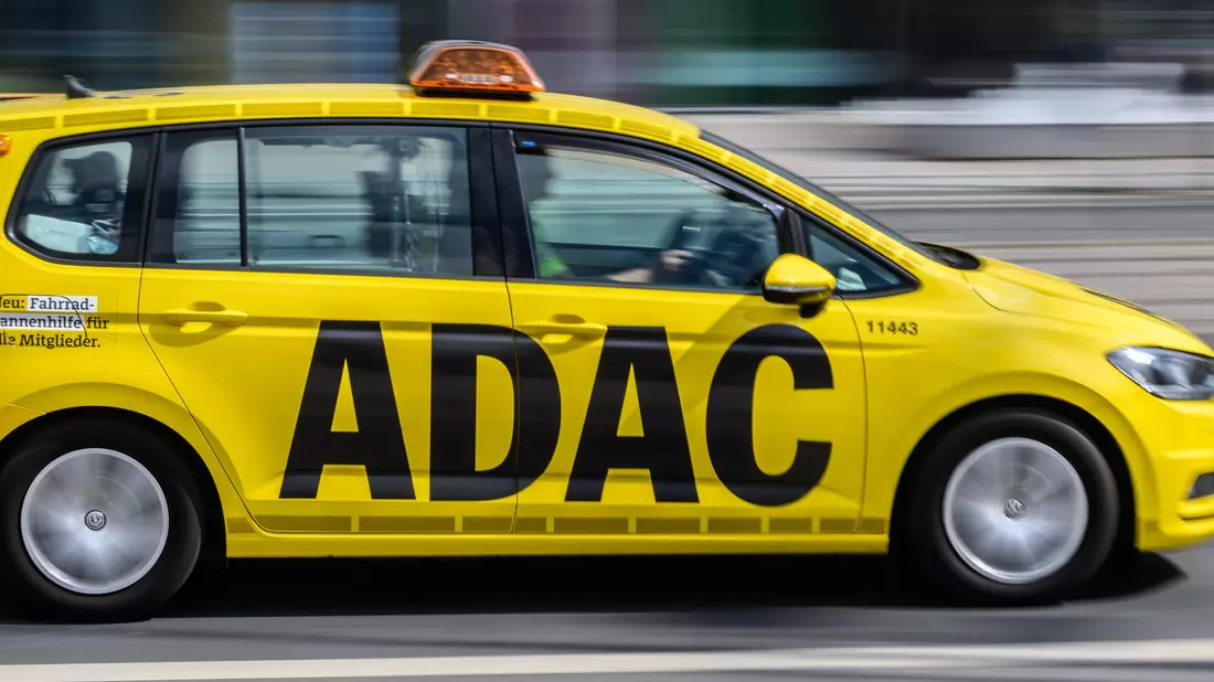 Elektroautos brauchten 2024 sehr viel seltener Hilfe von den Pannenhelfern des ADAC. (Archivbild) - Bild: Robert Michael/dpa