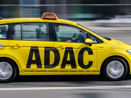 Elektroautos brauchten 2024 sehr viel seltener Hilfe von den Pannenhelfern des ADAC. (Archivbild) - Foto: Robert Michael/dpa