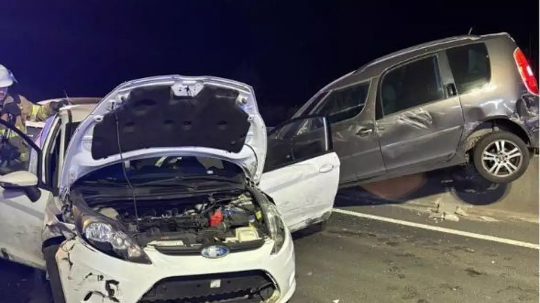 FW Frechen: Verkehrsunfall auf der A4 - Schweres Durchkommen für die Feuerweh - Bild: presseportal.de