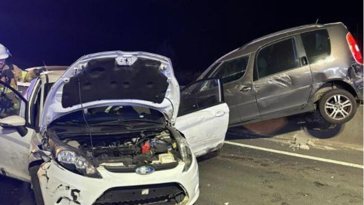 FW Frechen: Verkehrsunfall auf der A4 - Schweres Durchkommen für die Feuerweh - Foto: presseportal.de