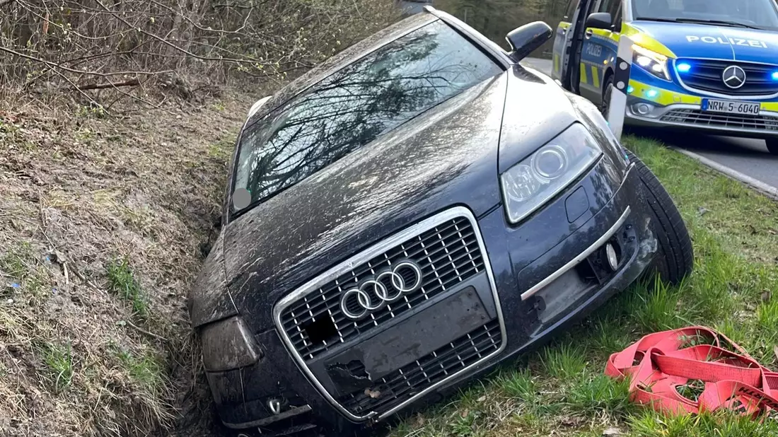POL-MI: Verdacht einer Trunkenheitsfahrt: Auto rutscht in Graben - Bild: presseportal.de