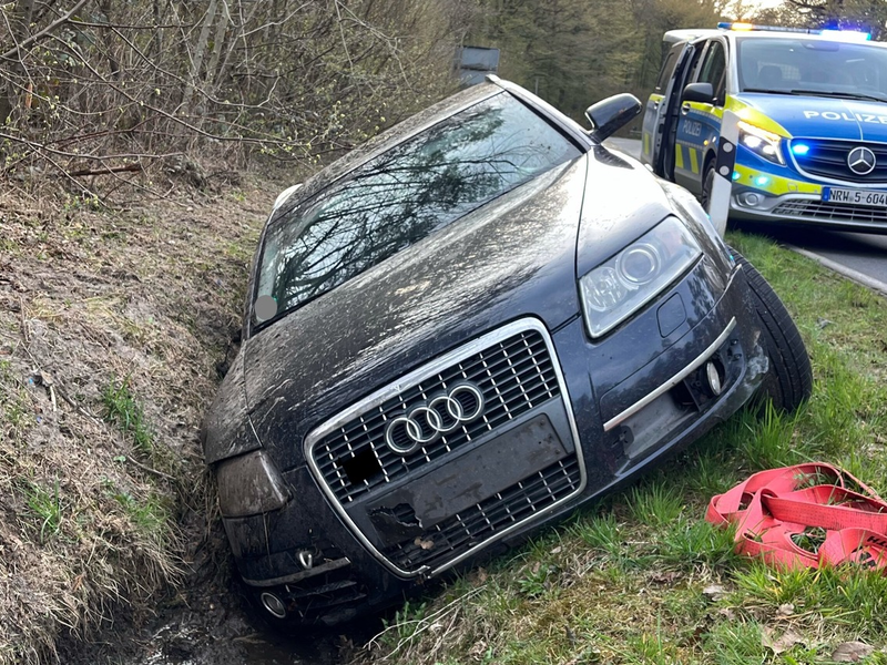 POL-MI: Verdacht einer Trunkenheitsfahrt: Auto rutscht in Graben - Foto: presseportal.de