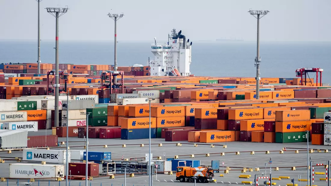 Der JadeWeserPort in Wilhelmshaven - Niedersachsen hat derzeit beim Wirtschaftswachstum die Nase vorn. (Archivbild)  - Bild: Hauke-Christian Dittrich/dpa