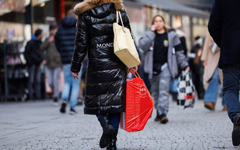 Mit Kosumausgaben halten sich die Deutschen zurück. - Foto: Friso Gentsch/dpa