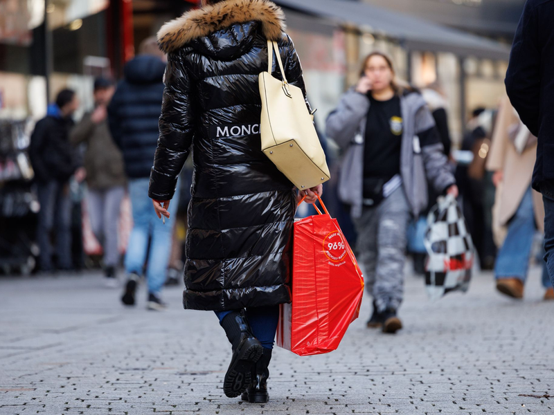 Mit Kosumausgaben halten sich die Deutschen zurück. - Foto: Friso Gentsch/dpa