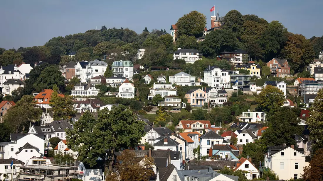 Immobilienbesitz ist vor allem bei den vermögenden Haushalten in Deutschland vorhanden.  - Bild: Christian Charisius/dpa