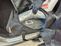 ZOLL-HH: Zoll und Polizei stoppen Drogenbande in Greifswald Zollfahndung und Polizei stellen über 12 Kilogramm Marihuana sowie weitere Drogen sicher, sechs Festnahmen bei Durchsuchungen in Greifswald - Foto: presseportal.de