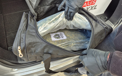 ZOLL-HH: Zoll und Polizei stoppen Drogenbande in Greifswald Zollfahndung und Polizei stellen über 12 Kilogramm Marihuana sowie weitere Drogen sicher, sechs Festnahmen bei Durchsuchungen in Greifswald - Foto: presseportal.de